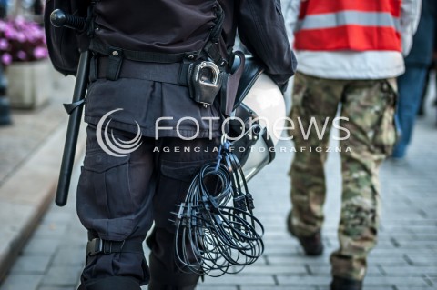  21.09.2013 WARSZAWA MARSZ NARODOWYCH SIL ZBROJNYCH W WARSZAWIE  W 71 ROCZNICE POWSTANIA NSZ N/Z POLICJANT KAJDANKI ZIP  