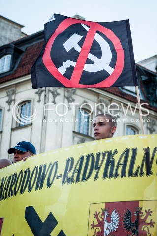  21.09.2013 WARSZAWA MARSZ NARODOWYCH SIL ZBROJNYCH W WARSZAWIE  W 71 ROCZNICE POWSTANIA NSZ N/Z ONR FLAGA  