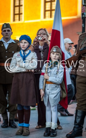  21.09.2013 WARSZAWA MARSZ NARODOWYCH SIL ZBROJNYCH W WARSZAWIE  W 71 ROCZNICE POWSTANIA NSZ N/Z UCZESTNICY  