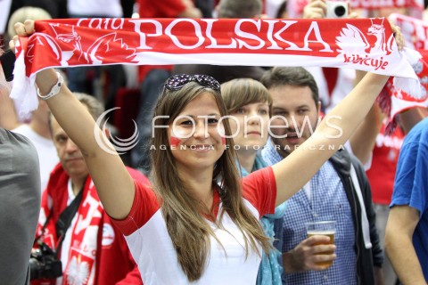  21.09.2013 GDANSK ERGO ARENA<br />SIATKOWKA MEZCZYZN<br />MISTRZOSTWA EUROPY W SIATKOWCE MEZCZYZN 2013 CEV VELUX<br />VOLLEYBALL EUROPEAN CHAMPIONSHIP MEN 2013 - FINAL ROUND <br />GRUPA B ( GROUP B )<br />FRANCJA - POLSKA ( FRANCE - POLAND )<br />N/Z KOBIETA DZIEWCZYNA KIBIC KIBICKA WYMALOWANA TWARZ SZALIK FLAGA POLSKA KIBICUJE<br /> 