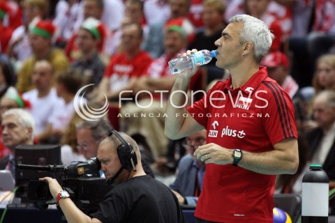  22.09.2013 GDANSK ERGO ARENA<br />SIATKOWKA MEZCZYZN<br />MISTRZOSTWA EUROPY W SIATKOWCE MEZCZYZN 2013 CEV VELUX<br />VOLLEYBALL EUROPEAN CHAMPIONSHIP MEN 2013 - FINAL ROUND <br />GRUPA B ( GROUP B )<br />POLSKA - SLOWACJA ( POLSKA - SLOWACJA )<br />N/Z ANDREA ANASTASI TRENER ( HEAD COACH ) PIJE WODE WODA BUTELKA<br /> 