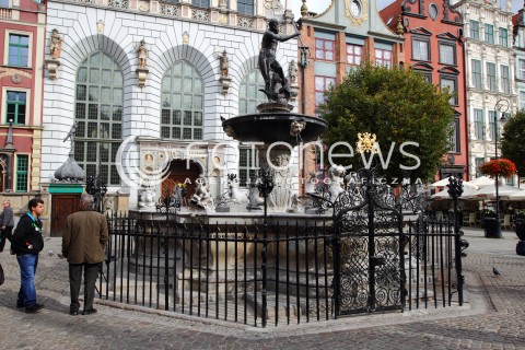  22.09.2013 GDANSK<br />MIASTO GDANSK WIDOK<br />GDANSK CITY VIEW<br />ZDJECIE ILUSTRACYJNE<br />N/Z DEPTAK ULICA DLUGA W GDANSKU<br />FONTANNA NEPTUNA W GDANSKU<br /> 