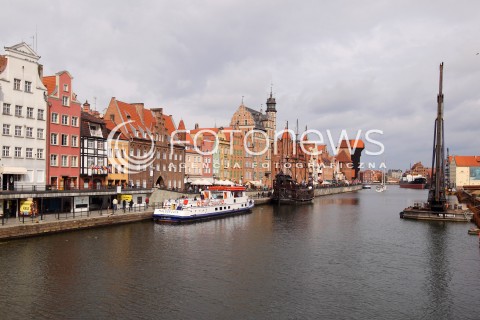  22.09.2013 GDANSK<br />MIASTO GDANSK WIDOK<br />GDANSK CITY VIEW<br />ZDJECIE ILUSTRACYJNE<br />N/Z DEPTAK ULICA DLUGA W GDANSKU<br />STARE MIASTO W GDANSKU<br />STAROWKA PORT PRZYSTAN STATKI RZEKA KAMIENICE KAMIENICA<br /> 