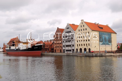  22.09.2013 GDANSK<br />MIASTO GDANSK WIDOK<br />GDANSK CITY VIEW<br />ZDJECIE ILUSTRACYJNE<br />N/Z DEPTAK ULICA DLUGA W GDANSKU<br />STARE MIASTO W GDANSKU<br />STAROWKA PORT PRZYSTAN KAMIENICE KAMIENICA STOCZNIA STATEK STATKI<br /> 