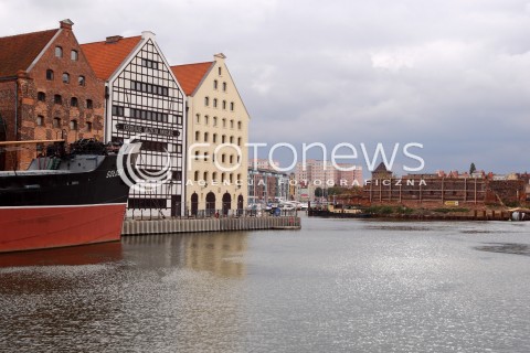  22.09.2013 GDANSK<br />MIASTO GDANSK WIDOK<br />GDANSK CITY VIEW<br />ZDJECIE ILUSTRACYJNE<br />N/Z DEPTAK ULICA DLUGA W GDANSKU<br />STARE MIASTO W GDANSKU<br />STAROWKA PORT PRZYSTAN KAMIENICE KAMIENICA STOCZNIA STATEK STATKI<br /> 