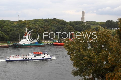  22.09.2013 GDANSK<br />MIASTO GDANSK WIDOK<br />GDANSK CITY VIEW<br />ZDJECIE ILUSTRACYJNE<br />N/Z WESTERPLATTE STATKI STATEK<br />WIDOK Z LATARNI MORSKIEJ W GDANSKU<br /> 