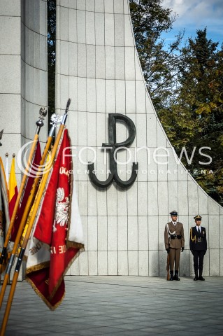  27.09.2013 WARSZAWA 74. ROCZNICA POWSTANIA POLSKIEGO PANSTWA PODZIEMNEGO N/Z POMNIK POLSKIEGO PANSTWA PODZIEMNEGO WARTA FLAGI  