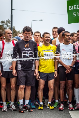  29.09.2013 WARSZAWA 35 PZU MARATON WARSZAWSKI N/Z ROBERT KORZENIOWSKI START BIEGU NA 5 KM  