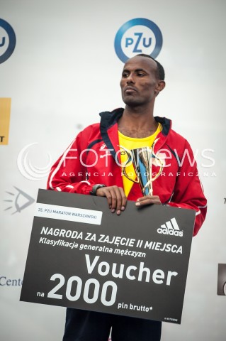  29.09.2013 WARSZAWA 35 PZU MARATON WARSZAWSKI N/Z DEKORACJA WELDU NEGASH GEBRETSADIK  