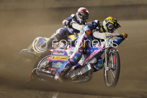  29.09.2013 RZESZOW ZUZEL SPEEDWAY <br />FINAL INDYWIDUALNYCH MISTRZOSTW EUROPY 2013 NA ZUZLU W RZESZOWIE<br />FINAL ROUND INDIVIDUAL SPEEDWAY EUROPEAN CHAMPIONSHIP IN RZESZOW<br />N/Z BIEG 3: FREDRIK LINDGREN (CZERWONY), ANDRIEJ KARPOW (BIALY)<br /> 