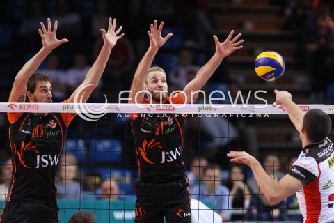  04.10.2013 RZESZOW<br />SIATKOWKA MEZCZYZN<br />MECZ TOWARZYSKI<br />ASSECO RESOVIA - JASTRZEBSKI WEGIEL<br />N/Z DAWID KONARSKI SIMON VAN DE VOORDE THOMAS JARMOC <br /> 