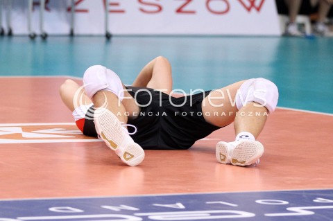  !!! UWAGA PROSZE NIE PODPISYWAC NAZWISKA AUTORA I AGENCJI !!!04.10.2013 RZESZOW<br />SIATKOWKA MEZCZYZN<br />MECZ TOWARZYSKI<br />ASSECO RESOVIA - JASTRZEBSKI WEGIEL<br />N/Z KRZYSZTOF IGNACZAK UPADEK BOL URAZ KONTUZJA ZDERZENIE Z PETEREM VERESEM<br /> 