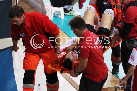  !!! UWAGA PROSZE NIE PODPISYWAC NAZWISKA AUTORA I AGENCJI !!!<br />04.10.2013 RZESZOW<br />SIATKOWKA MEZCZYZN<br />MECZ TOWARZYSKI<br />ASSECO RESOVIA - JASTRZEBSKI WEGIEL<br />N/Z KRZYSZTOF IGNACZAK UPADEK BOL URAZ KONTUZJA PO ZDERZENIU Z PETEREM VERESEM<br />ZOSTAL PRZEWIEZIONY DO SZPITALA W KOLNIERZU ORTOPEDYCZNYM<br /> 