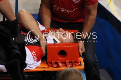  !!! UWAGA PROSZE NIE PODPISYWAC NAZWISKA AUTORA I AGENCJI !!!<br />04.10.2013 RZESZOW<br />SIATKOWKA MEZCZYZN<br />MECZ TOWARZYSKI<br />ASSECO RESOVIA - JASTRZEBSKI WEGIEL<br />N/Z KRZYSZTOF IGNACZAK UPADEK BOL URAZ KONTUZJA PO ZDERZENIU Z PETEREM VERESEM<br />ZOSTAL PRZEWIEZIONY DO SZPITALA W KOLNIERZU ORTOPEDYCZNYM<br /> 