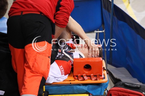  !!! UWAGA PROSZE NIE PODPISYWAC NAZWISKA AUTORA I AGENCJI !!!<br />04.10.2013 RZESZOW<br />SIATKOWKA MEZCZYZN<br />MECZ TOWARZYSKI<br />ASSECO RESOVIA - JASTRZEBSKI WEGIEL<br />N/Z KRZYSZTOF IGNACZAK UPADEK BOL URAZ KONTUZJA PO ZDERZENIU Z PETEREM VERESEM<br />ZOSTAL PRZEWIEZIONY DO SZPITALA W KOLNIERZU ORTOPEDYCZNYM<br /> 