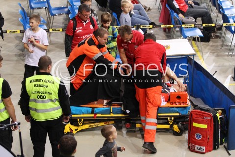  !!! UWAGA PROSZE NIE PODPISYWAC NAZWISKA AUTORA I AGENCJI !!!<br />04.10.2013 RZESZOW<br />SIATKOWKA MEZCZYZN<br />MECZ TOWARZYSKI<br />ASSECO RESOVIA - JASTRZEBSKI WEGIEL<br />N/Z KRZYSZTOF IGNACZAK UPADEK BOL URAZ KONTUZJA PO ZDERZENIU Z PETEREM VERESEM<br />ZOSTAL PRZEWIEZIONY DO SZPITALA W KOLNIERZU ORTOPEDYCZNYM<br /> 