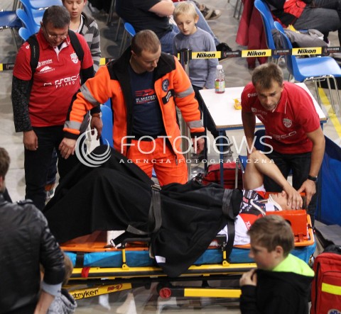  !!! UWAGA PROSZE NIE PODPISYWAC NAZWISKA AUTORA I AGENCJI !!!<br />04.10.2013 RZESZOW<br />SIATKOWKA MEZCZYZN<br />MECZ TOWARZYSKI<br />ASSECO RESOVIA - JASTRZEBSKI WEGIEL<br />N/Z KRZYSZTOF IGNACZAK UPADEK BOL URAZ KONTUZJA PO ZDERZENIU Z PETEREM VERESEM<br />ZOSTAL PRZEWIEZIONY DO SZPITALA W KOLNIERZU ORTOPEDYCZNYM<br /> 