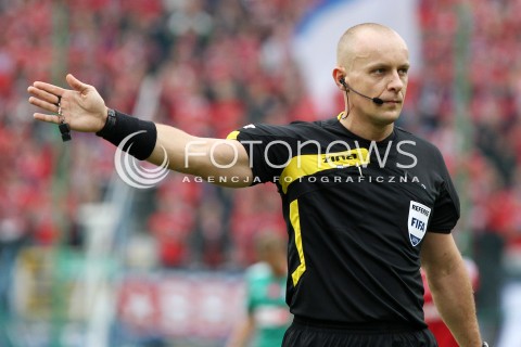  06.10.2013 KRAKOW <br />PILKA NOZNA POLSKA T-MOBILE EKSTRAKLASA SEZON 2013/2014 FOOTBALL POLISH EKSTRAKLASA SEASON 2013/2014 WISLA KRAKOW - LEGIA WARSZAWA<br />N/Z SZYMON MARCINIAK SEDZIA SYLWETKA<br /> 