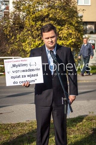  11.10.2013 WARSZAWA KONFERENCJA PRASOWA JAROSLAWA KACZYNSKIEGO PT HANNA GRONKIEWICZ WALTZ KLAMIE N/Z RZECZNIK PRASOWY PIS ADAM HOFMAN  