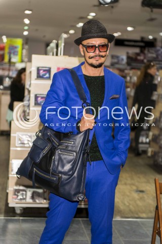  !!! UWAGA PODPISAC TYLKO NAZWE AGENCJI - FOTONEWS !!! <br />11.10.2013 WARSZAWA EMPIK PROMOCJA KSIAZKI O ELEGANCJI I OBCIACHU POLEK I POLAKOW <br />N/Z TOMASZ JACYKOW <br /> 