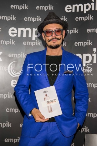  !!! UWAGA PODPISAC TYLKO NAZWE AGENCJI - FOTONEWS !!! <br />11.10.2013 WARSZAWA EMPIK PROMOCJA KSIAZKI O ELEGANCJI I OBCIACHU POLEK I POLAKOW <br />N/Z TOMASZ JACYKOW <br /> 