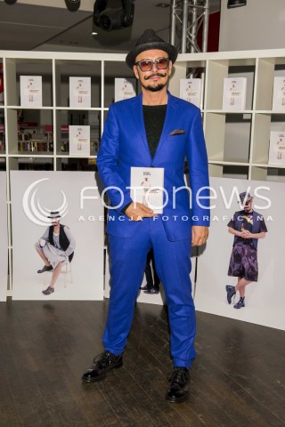  !!! UWAGA PODPISAC TYLKO NAZWE AGENCJI - FOTONEWS !!! <br />11.10.2013 WARSZAWA EMPIK PROMOCJA KSIAZKI O ELEGANCJI I OBCIACHU POLEK I POLAKOW <br />N/Z TOMASZ JACYKOW <br /> 