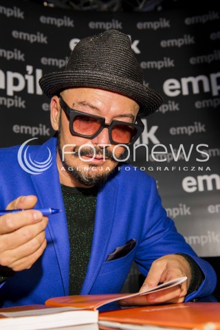  !!! UWAGA PODPISAC TYLKO NAZWE AGENCJI - FOTONEWS !!! <br />11.10.2013 WARSZAWA EMPIK PROMOCJA KSIAZKI O ELEGANCJI I OBCIACHU POLEK I POLAKOW <br />N/Z TOMASZ JACYKOW <br /> 