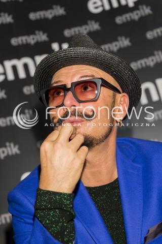  !!! UWAGA PODPISAC TYLKO NAZWE AGENCJI - FOTONEWS !!! <br />11.10.2013 WARSZAWA EMPIK PROMOCJA KSIAZKI O ELEGANCJI I OBCIACHU POLEK I POLAKOW <br />N/Z TOMASZ JACYKOW <br /> 