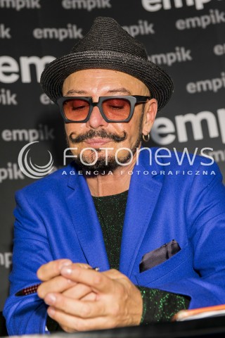  !!! UWAGA PODPISAC TYLKO NAZWE AGENCJI - FOTONEWS !!! <br />11.10.2013 WARSZAWA EMPIK PROMOCJA KSIAZKI O ELEGANCJI I OBCIACHU POLEK I POLAKOW <br />N/Z TOMASZ JACYKOW <br /> 