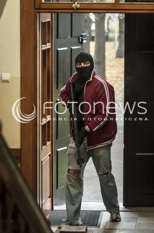  16.10.2013 WARSZAWA WTARGNIECIE ZABOJCY DO SZKOLY N/Z  ZABOJCA TERRORYSTA  