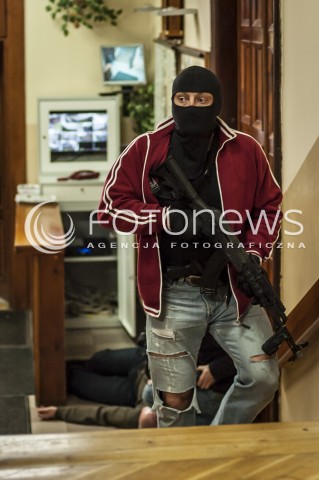  16.10.2013 WARSZAWA WTARGNIECIE ZABOJCY DO SZKOLY N/Z ZABOJCA TERRORYSTA  