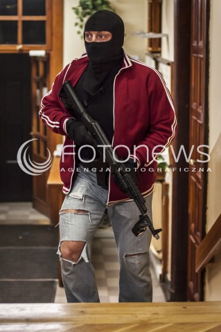  16.10.2013 WARSZAWA WTARGNIECIE ZABOJCY DO SZKOLY N/Z ZABOJCA TERRORYSTA  