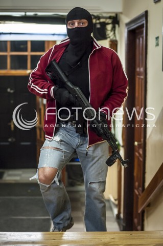  16.10.2013 WARSZAWA WTARGNIECIE ZABOJCY DO SZKOLY N/Z ZABOJCA TERRORYSTA  