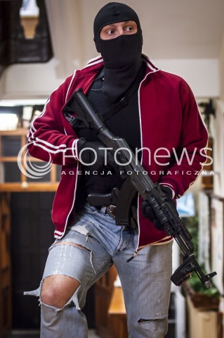  16.10.2013 WARSZAWA WTARGNIECIE ZABOJCY DO SZKOLY N/Z ZABOJCA TERRORYSTA  