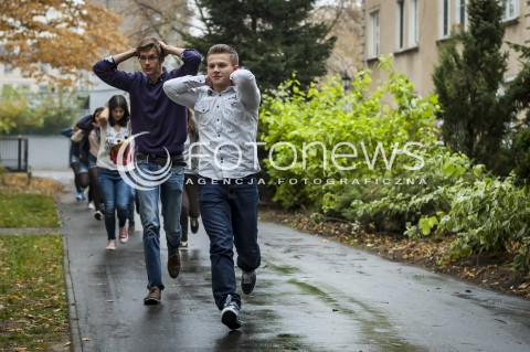  16.10.2013 WARSZAWA WTARGNIECIE ZABOJCY DO SZKOLY N/Z UCIEKAJACY UCZNIOWIE  