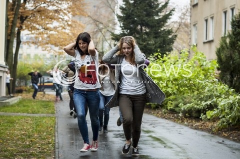 16.10.2013 WARSZAWA WTARGNIECIE ZABOJCY DO SZKOLY N/Z UCIEKAJACY UCZNIOWIE  