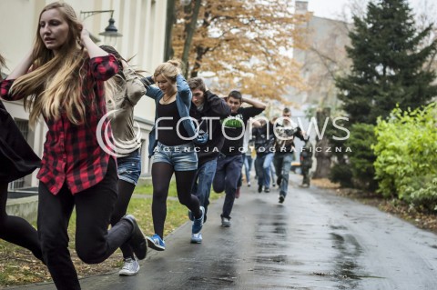  16.10.2013 WARSZAWA WTARGNIECIE ZABOJCY DO SZKOLY N/Z UCIEKAJACY UCZNIOWIE  
