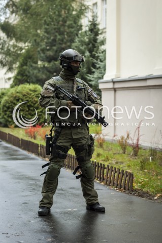  16.10.2013 WARSZAWA WTARGNIECIE ZABOJCY DO SZKOLY N/Z POLICJANT ANTYTERRORYSTA  