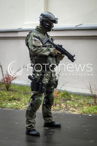  16.10.2013 WARSZAWA WTARGNIECIE ZABOJCY DO SZKOLY N/Z POLICJANT ANTYTERRORYSTA  