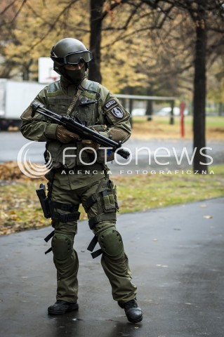  16.10.2013 WARSZAWA WTARGNIECIE ZABOJCY DO SZKOLY N/Z POLICJANT ANTYTERRORYSTA  