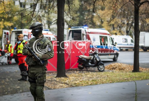  16.10.2013 WARSZAWA WTARGNIECIE ZABOJCY DO SZKOLY N/Z POLICJANT ANTYTERRORYSTA ZAPLECZE MEDYCZNE  