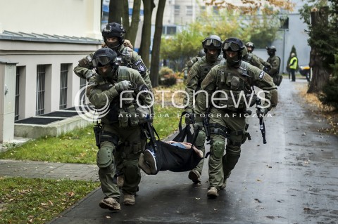  16.10.2013 WARSZAWA WTARGNIECIE ZABOJCY DO SZKOLY N/Z POLICJANCI ANTYTERRORYSCI  