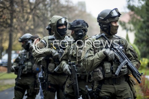  16.10.2013 WARSZAWA WTARGNIECIE ZABOJCY DO SZKOLY N/Z POLICJANCI ANTYTERRORYSCI  