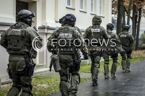  16.10.2013 WARSZAWA WTARGNIECIE ZABOJCY DO SZKOLY N/Z POLICJANCI ANTYTERRORYSCI  