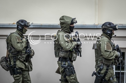  16.10.2013 WARSZAWA WTARGNIECIE ZABOJCY DO SZKOLY N/Z POLICJANCI ANTYTERRORYSCI  