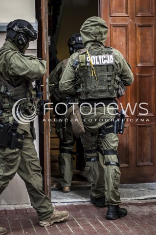  16.10.2013 WARSZAWA WTARGNIECIE ZABOJCY DO SZKOLY N/Z POLICJANCI ANTYTERRORYSCI  
