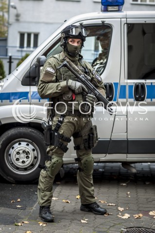  16.10.2013 WARSZAWA WTARGNIECIE ZABOJCY DO SZKOLY N/Z POLICJANT ANTYTERRORYSTA  