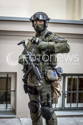  16.10.2013 WARSZAWA WTARGNIECIE ZABOJCY DO SZKOLY N/Z POLICJANT ANTYTERRORYSTA  