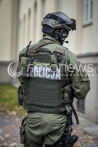 16.10.2013 WARSZAWA WTARGNIECIE ZABOJCY DO SZKOLY N/Z POLICJANT ANTYTERRORYSTA  