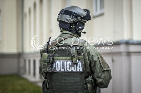  16.10.2013 WARSZAWA WTARGNIECIE ZABOJCY DO SZKOLY N/Z POLICJANT ANTYTERRORYSTA  